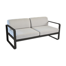Fermob bellevie loungesofa med sort stel og lys grå hynde
